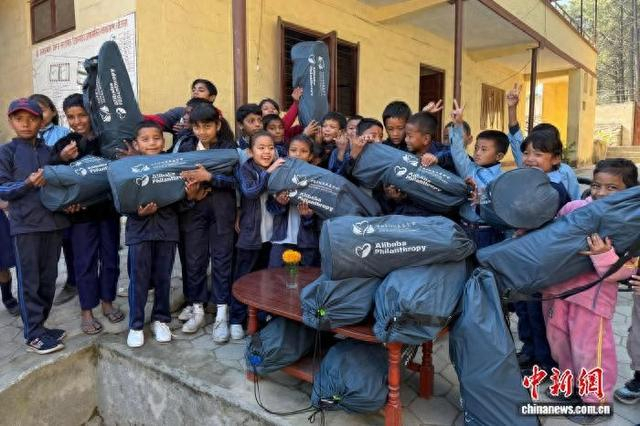 11月28日，尼泊尔加德满都谷地，尼泊尔学生收到来自中国的爱心“体育包”。 崔楠 摄
