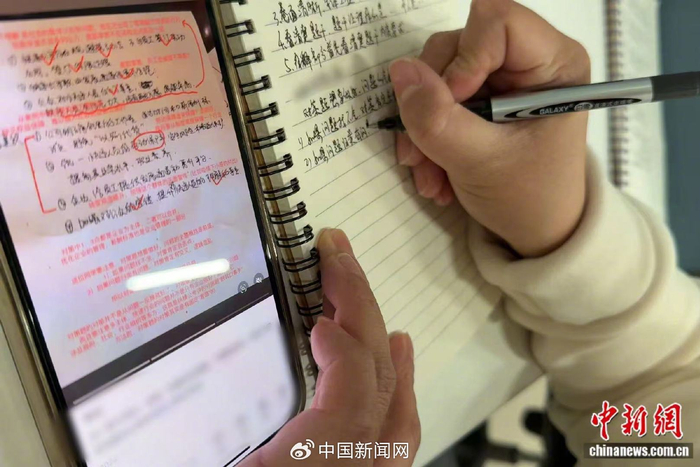 李小稚在学习备考。 受访者供图​