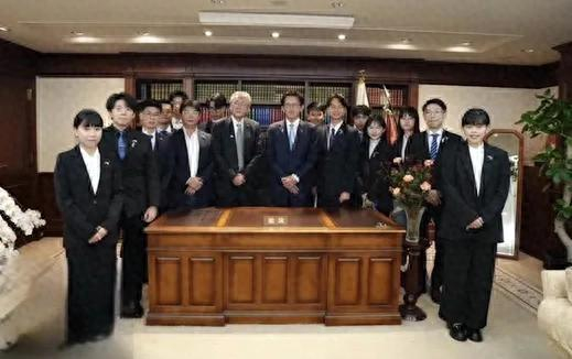 黄国昌等台湾政客晒出与高市早苗办公桌合影 图源：环球网