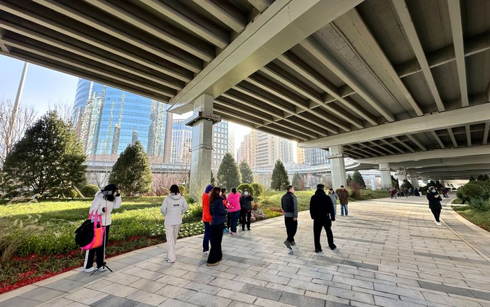 11月29日，不少居民来到国贸桥下“漫行廊道”内打卡拍照。新京报记者 王贵彬 摄