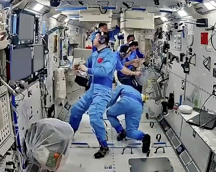 6名航天员在轨有序工作（来源：央视新闻）