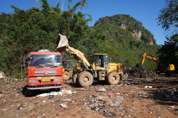 11月29日，當地調配專(zhuān)業(yè)人員和機械設備開(kāi)展垃圾清運工作。瀾滄新華社記者 陳欣波 攝