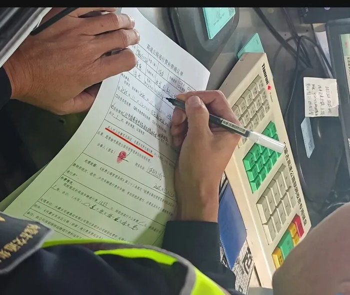 新街收费站让货车司机签署的补费确认单，其中有自愿补费的表述
