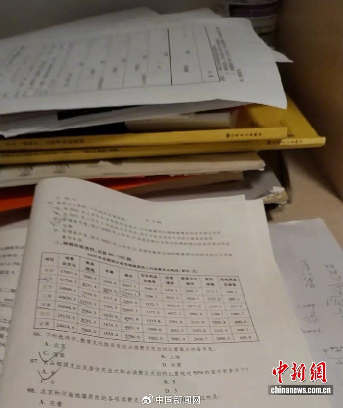 ​张悦的考公考编资料。 受访者供图