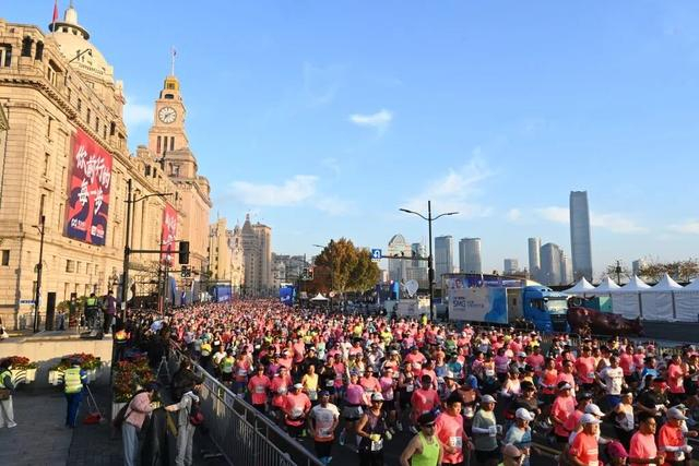 2025上海马拉松鸣枪。澎湃新闻记者 朱伟辉 图