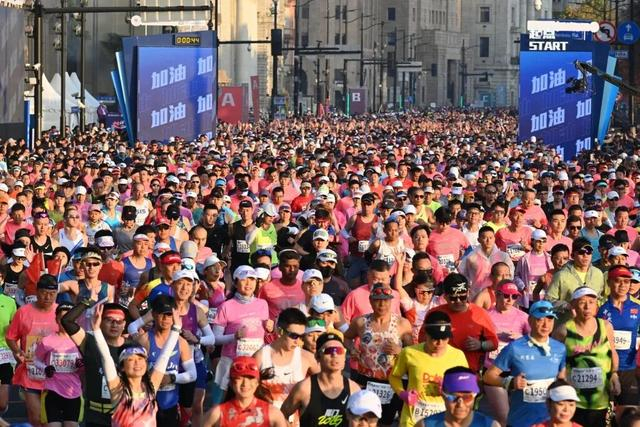 上海马拉松看点十足。 澎湃新闻记者 朱伟辉 图