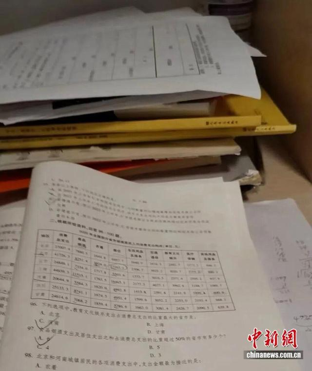 张悦的考公考编资料。受访者供图