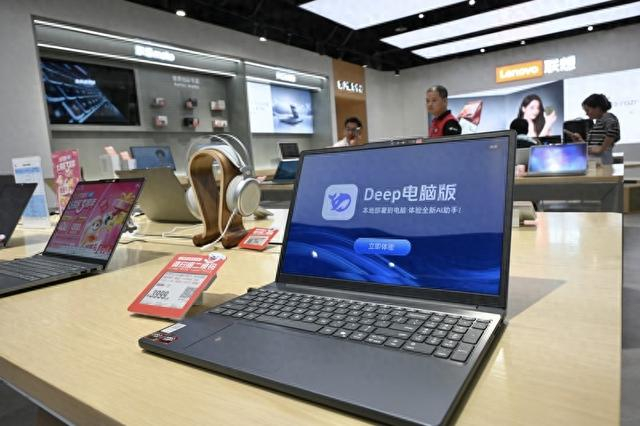 2025年11月23日,中国深圳:2025年11月23日,深圳某商店展示联想笔记本电脑中运行的深度求索AI程序。 IC Photo