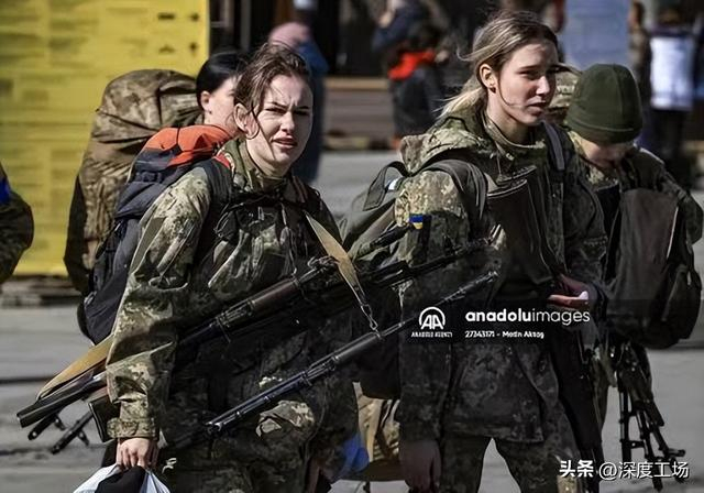 成堆外国人尸体散落战场，乌军7万女兵杀进战场：女子敢死队反击__财经头条__新浪财经