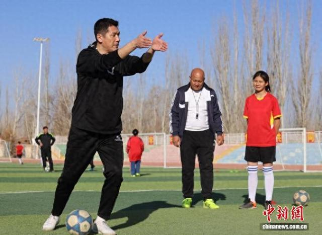 杨晨在新疆岳普湖县第三中学进行现场教学。罗丹 摄