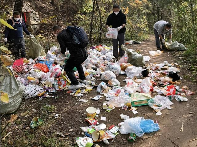 2025年11月，西安市民黄先生和其他户外爱好者在当地一处“野山头”捡垃圾。（受访者供图）