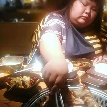 曾经的校花被丈夫喂到330斤，睡塌两张床，走路都困难，丈夫却说：把她喂胖，就没人和我抢了