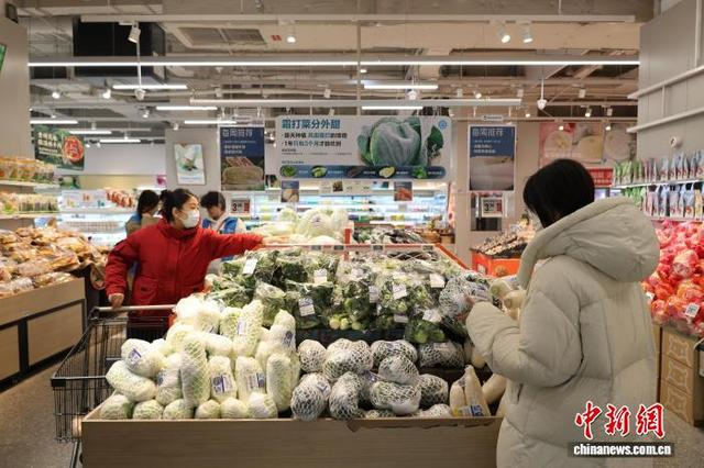 12月2日，山东济南的一家商超里，顾客正在选购霜打菜。王采怡 摄