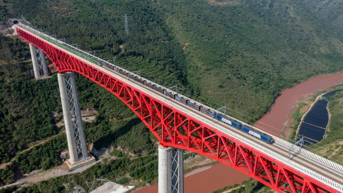 中老铁路国际货物列车通过元江特大桥。陈畅 摄