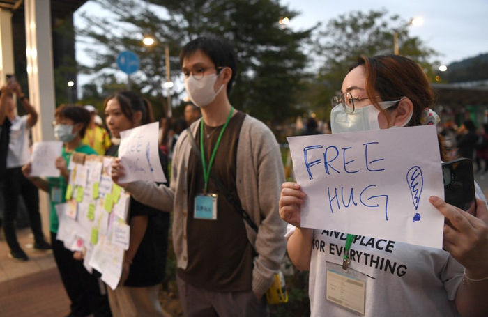  11月30日，义工在香港大埔广福休憩处举牌提供免费拥抱，提供心理疏导。 新华社记者 陈铎 摄