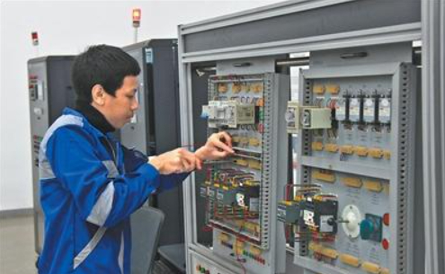 在位于马达加斯加首都塔那那利佛的鲁班工坊内，学生正使用教学设备学习电动机工作原理。人民日报记者 郑 翔摄