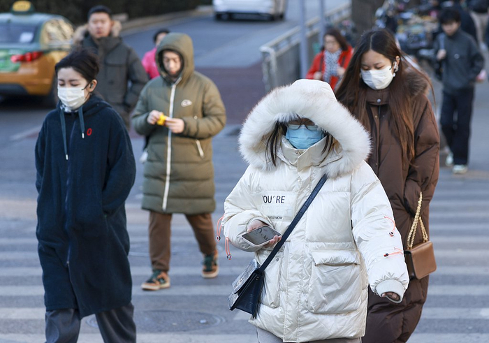 2025年12月2日，市民厚装出行。当日，北京气温出现大幅跳水，最高气温降至零下1℃。   中新社记者 贾天勇 摄