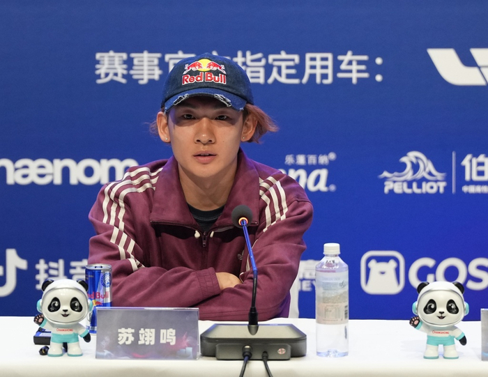 苏翊鸣接受采访。