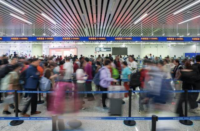 旅客在广州白云机场口岸排队通关。 资料图片