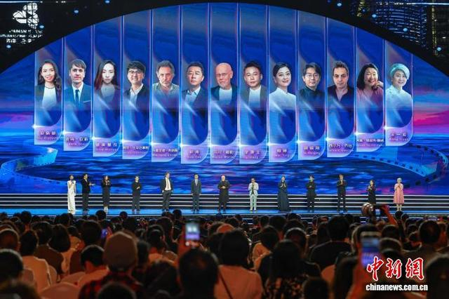 图为金椰奖评委会亮相。中新社记者 骆云飞 摄