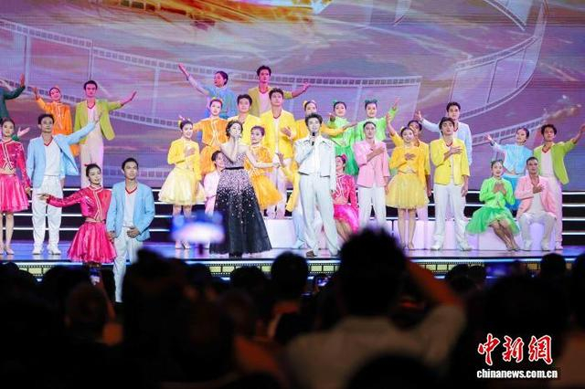 图为吴宣仪、蔡程昱表演《我们的光影 我们的歌》。中新社记者 骆云飞 摄