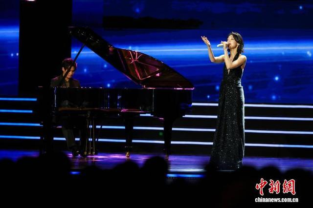 图为希林娜依·高表演《最是回眸一瞬间》。中新社记者 骆云飞 摄