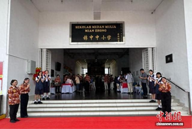 图为学校庆典现场的欢迎仪式。李珂 摄