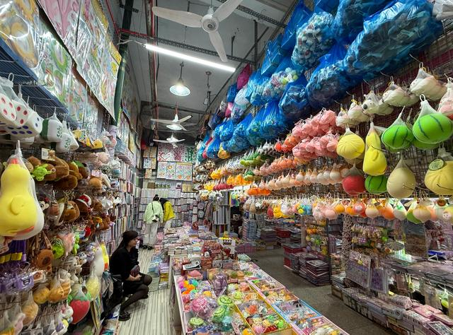 吉林省一家文具批发市场里的“捏捏”玩具商店。 新华社记者 颜麟蕴 摄