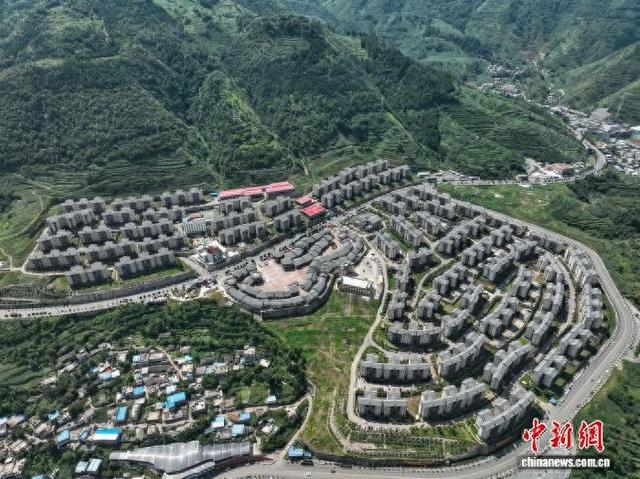 航拍贵州省毕节市赫章县金银山社区。中新网记者瞿宏伦 摄