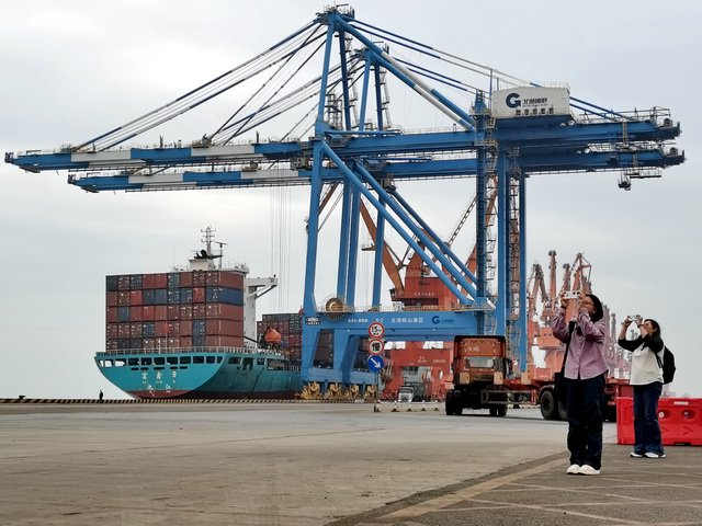 图为10月30日广西北海北部湾铁山港区。摄影/章轲