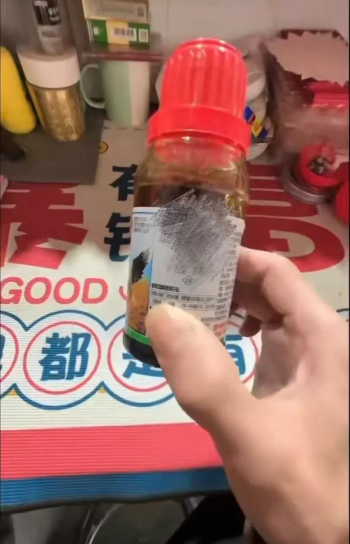 彭涛自杀前手持“敌草快”。（来源：受访者提供的视频截图）