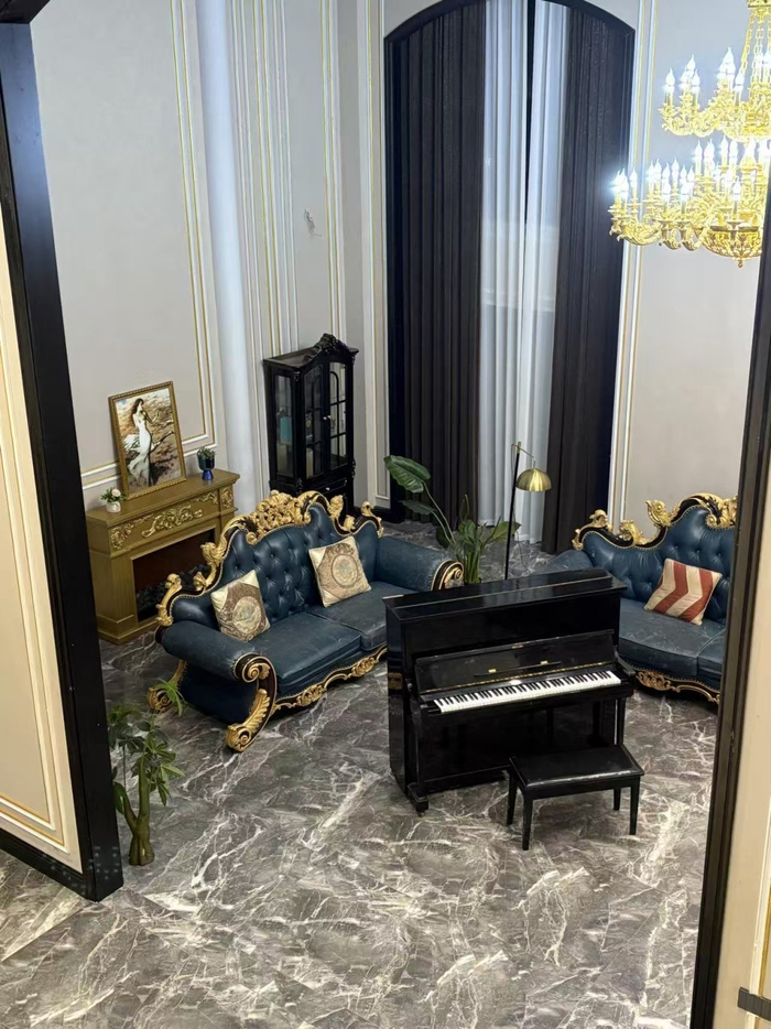 汐汐所在的短剧拍摄片场