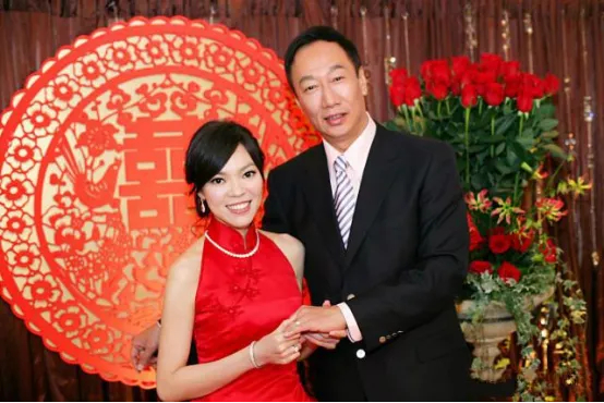 郭台铭与比他小24岁的现任妻子曾馨莹,育有一子二女,即次女郭晓如