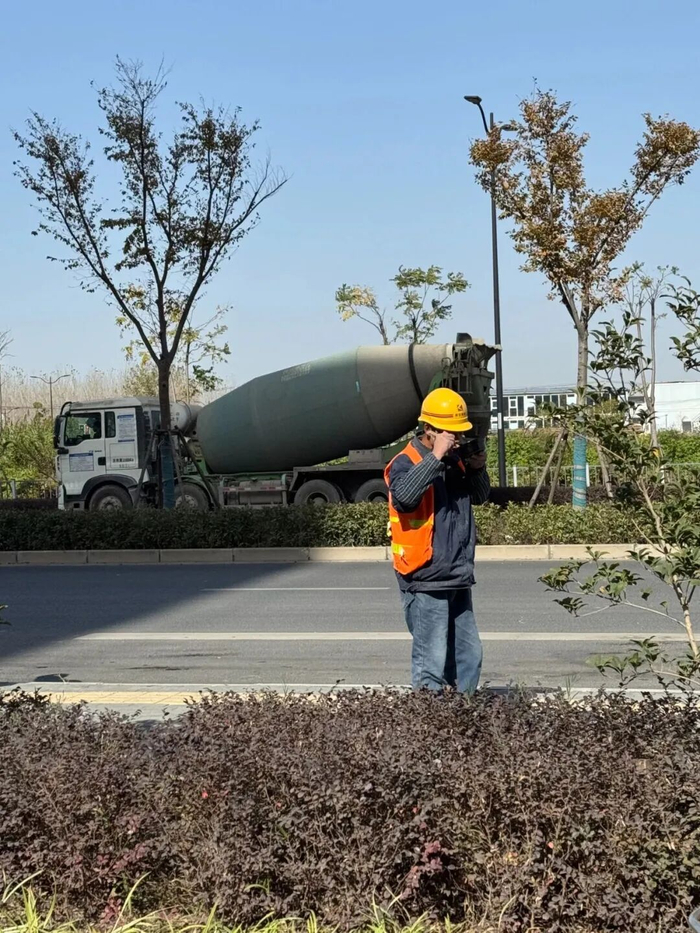 工人拿到盒饭后边走边吃了起来。（图/作者摄）