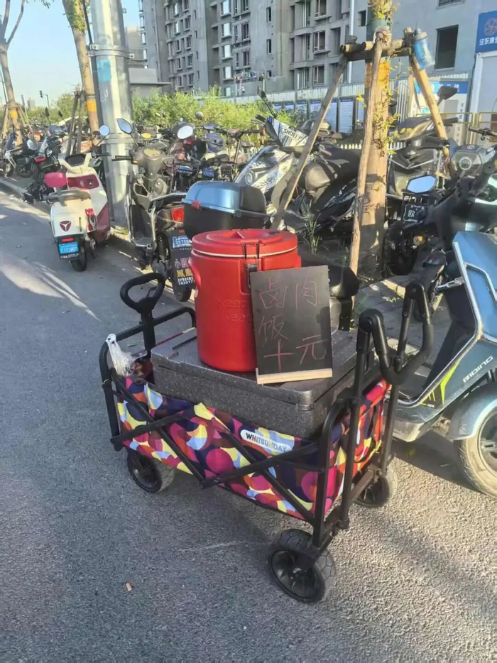 小兵摆摊的全部家当。（图/小兵）