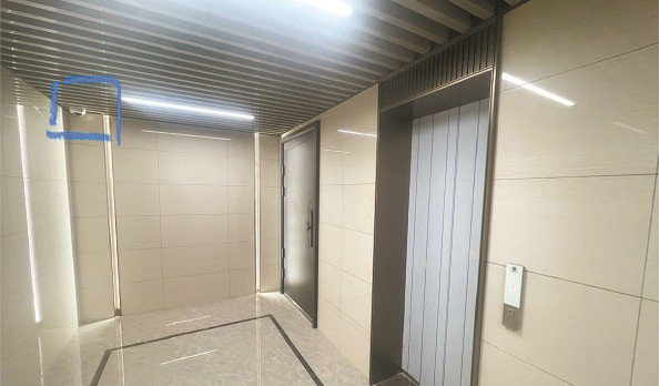             1楼住户在地下车库入户厅里安装监控探头  夏韵  摄          