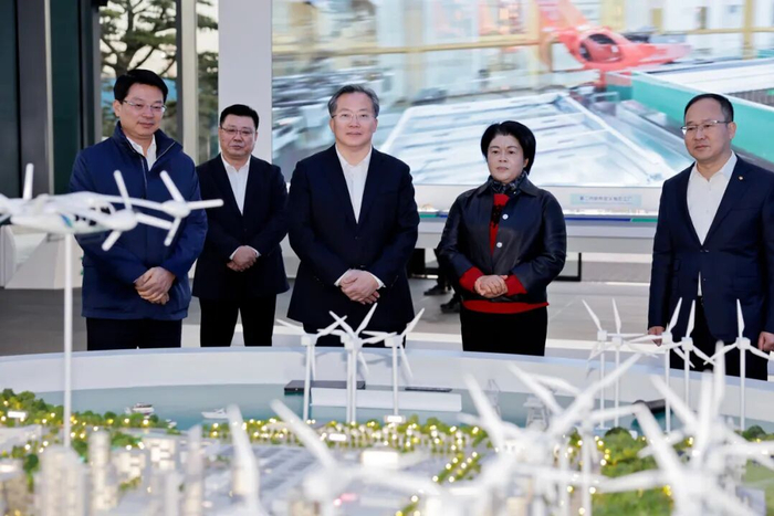 正力新能公司，范波察看企业产品，了解前沿技术，鼓励企业进一步优化产业布局。