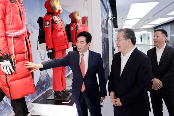 波司登集团，范波详细了解企业市场拓展、绿色发展、非公企业党建等情况。