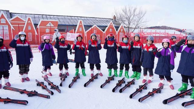12月3日，吉林市第二实验小学学生在吉林市纳美山谷度假区学习滑雪。新华社记者 颜麟蕴 摄