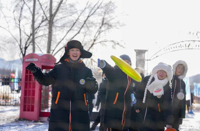 12月3日，吉林市第一实验小学学生在吉林市纳美山谷度假区体验雪地飞盘。新华社记者 颜麟蕴 摄