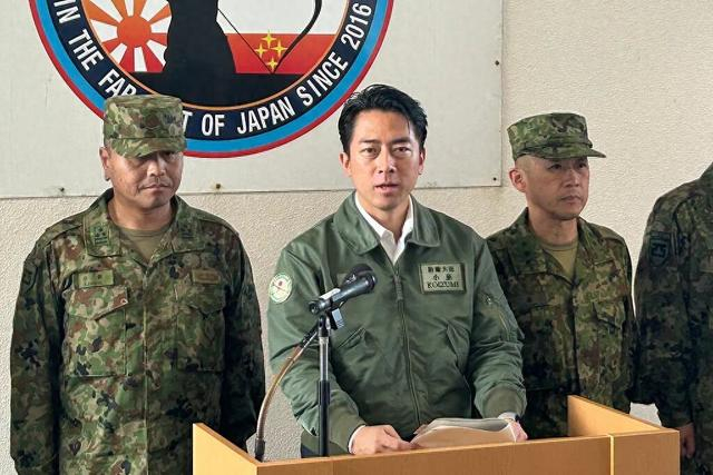 当地时间11月23日，小泉进次郎视察琉球群岛一处自卫队基地，并发表讲话。图源：视觉中国