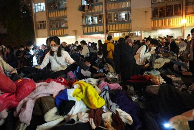 11月27日，义工在宏福苑附近向受火灾影响的市民派发物资。 新华社发（吕小炜摄）