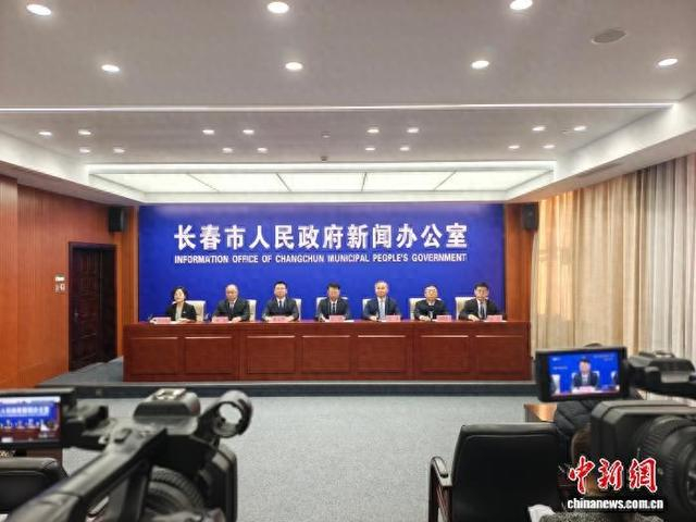 4日，长春市政府新闻办召开新闻发布会，围绕“文旅蓬勃·四季欢歌”主题介绍相关领域的发展情况。金乔 摄