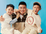 太帅气！国乒主帅王皓带着两个儿子拍摄杂志大片，事业家庭双丰收