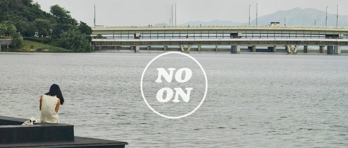 隔江对望，两个失业中女的人生镜像 | 正午故事