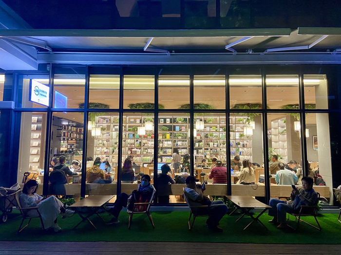 2024年5月，晚9时许，和平书院综合馆室内外。 澎湃新闻记者 陈悦 图