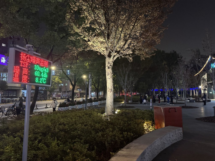 街边的分贝监测仪。澎湃新闻记者 徐亦嘉 图