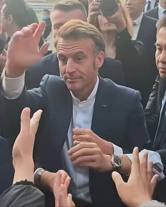 马克龙访问四川大学。