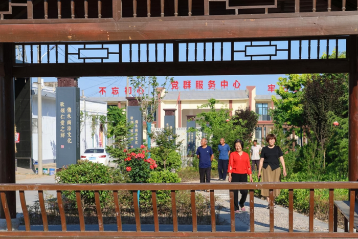 运城市万荣县裴庄镇北百祥村党支部在废弃宅基地上修建小游园。（图片来源：运城市委组织部）