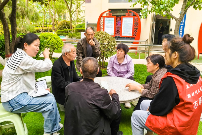 运城市盐湖区五洲观澜社区通过小圆桌议事等形式收集居民诉求。（图片来源：运城市委组织部）